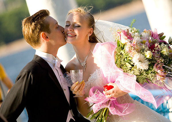 Oval Diamonds, Yellow Gold Surge in The Knot’s 2023 ‘Real Weddings Study’